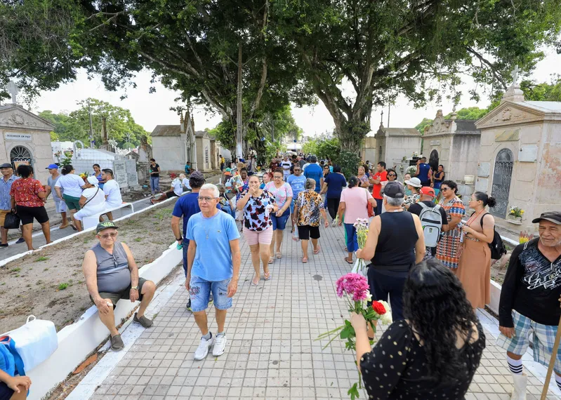 De acordo com o Departamento de Administração de Necrópoles (Dane) da Seurb, 40 mil pessoas devem circular no Santa Izabel, onde há 50 mil sepulturas,
