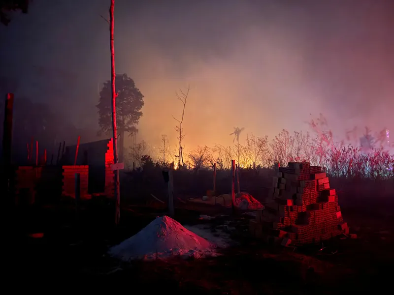 Cerca de 50 famílias vivem nos locais, nos quais há focos de incêndio. 