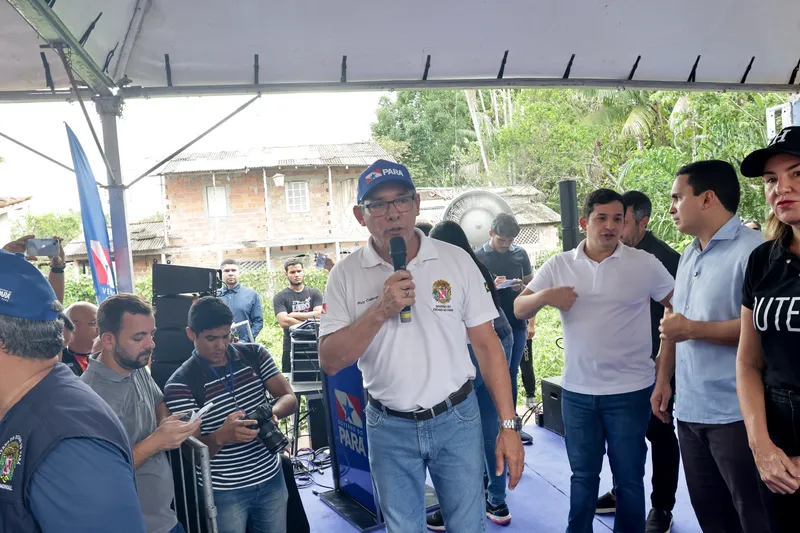 O titular da Seop, Ruy Cabral, anuncia que Outeiro receberá mais seis quilômetros de pavimentação em obras do governo do Estado.