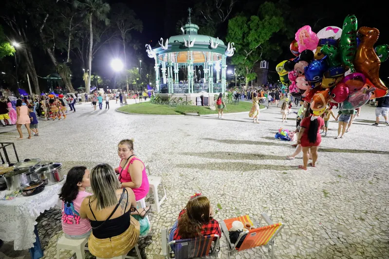 Obra concluída - Reforma e revitalização da Praça Batista Campos  <div class='credito_fotos'>Foto: DINEI SOUZA / AG.BELÉM   |   <a href='/midias/2025/originais/cd5faac6-4f33-42b7-9078-110df9109561.jpg' download><i class='fa-solid fa-download'></i> Download</a></div>