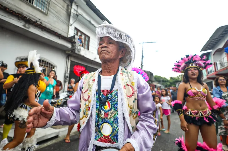 Joaquim Sousa de Lima, 72, pedreiro aposentado e filho do mestre Alarino. <div class='credito_fotos'>Foto: Joyce Ferreira/Agência Belém/Comus | <a href='/midias/2025/originais/cdb0a64b-1cca-462b-90b6-a5c8c4bd9142.jpg' download><i class='fa-solid fa-download'></i> Download</a></div>