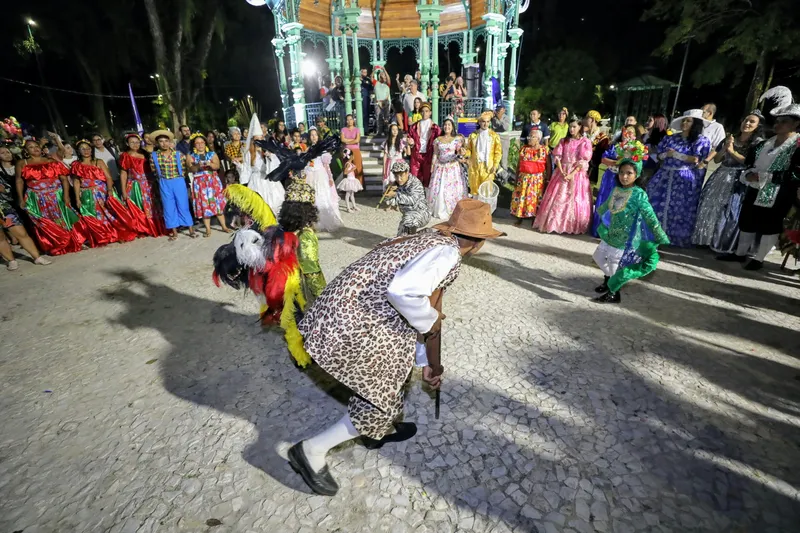 Apresentação de grupo de pássaros juninos  <div class='credito_fotos'>Foto: DINEI SOUZA / AG.BELÉM   |   <a href='/midias/2025/originais/d08e4c1b-f78c-46a1-b174-22834014ffe9.jpg' download><i class='fa-solid fa-download'></i> Download</a></div>