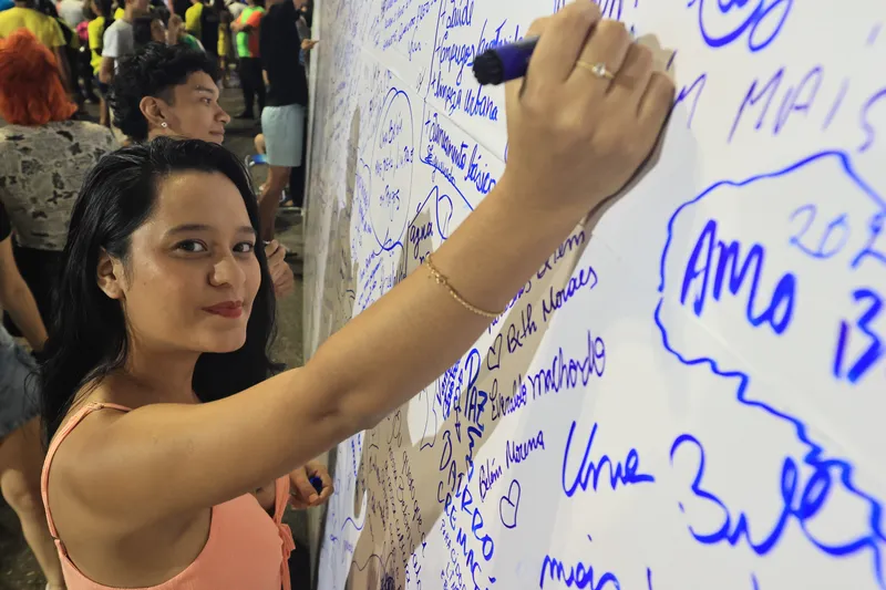 Mural interativo permitiu que o público deixasse mensagens de parabéns e desejos prósperos para a capital paraense <div class='credito_fotos'>Foto: Jader Paes   |   <a href='/midias/2025/originais/d13ad4a7-4594-4d29-9c28-bc1a0cbe7c75.jpg' download><i class='fa-solid fa-download'></i> Download</a></div>