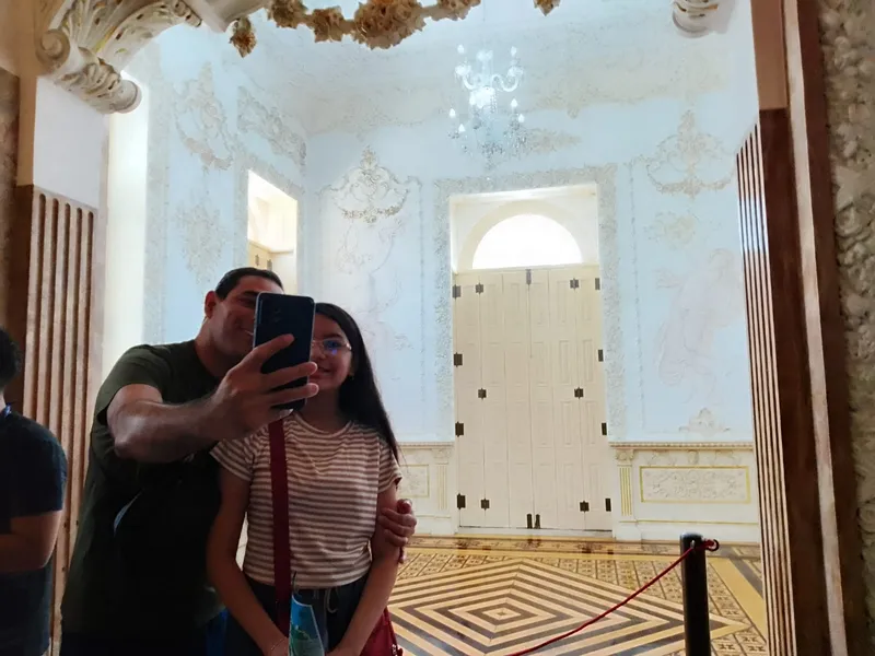 Elianey Cardoso com a filha Manuela Cardoso vivenciam juntos a história de Belém encontrada no palacete Bolonha.