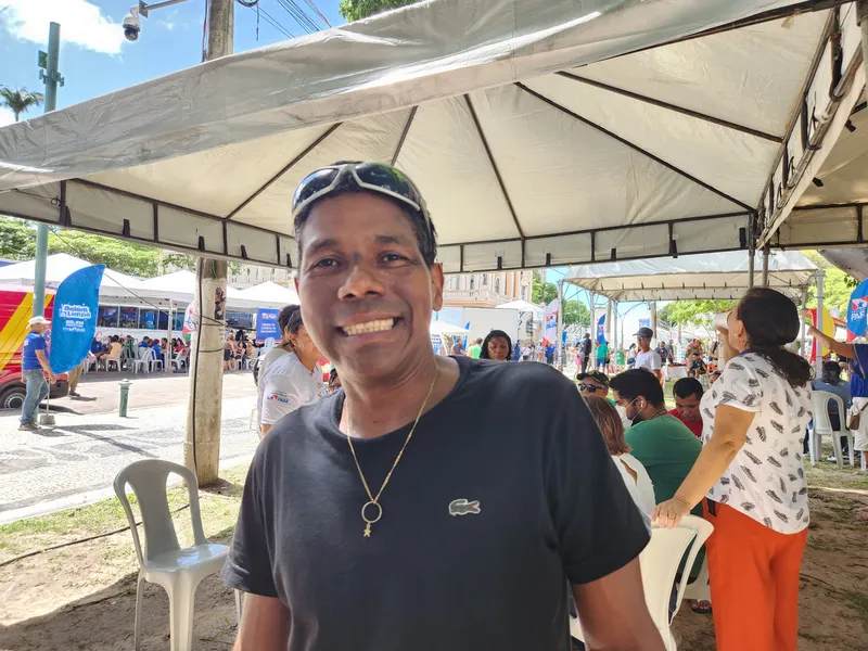 O sorriso de felicidade de Ramires Souza, após receber os atendimentos e cuidar da saúde. <div class='credito_fotos'>Foto: Ascom Sesma | <a href='/midias/2025/originais/d491a54b-36a8-409d-b8b1-bdc602c04f8d.jpg' download><i class='fa-solid fa-download'></i> Download</a></div>