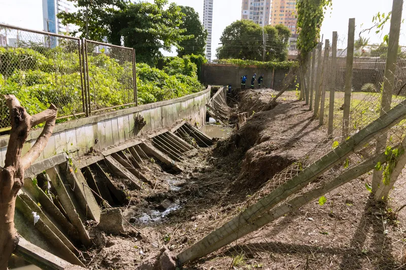 Prefeitura realiza desobstrução do Canal da Pirajá <div class='credito_fotos'>Foto: Felipe de Souza   |   <a href='/midias/2025/originais/d4c3717c-e651-474a-be57-412f30265507.jpg' download><i class='fa-solid fa-download'></i> Download</a></div>