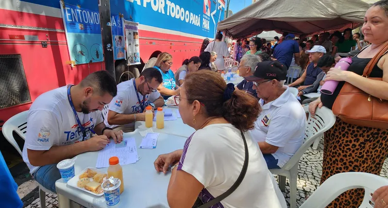 Servidores da Sespa trabalhando em parceria com a equipe da Prefeitura de Belém para agilizar os registros e garantir a vacinação de todos. <div class='credito_fotos'>Foto: Ascom Sesma | <a href='/midias/2025/originais/d7d669c7-8071-4263-8c3d-005d89de9b7d.jpg' download><i class='fa-solid fa-download'></i> Download</a></div>