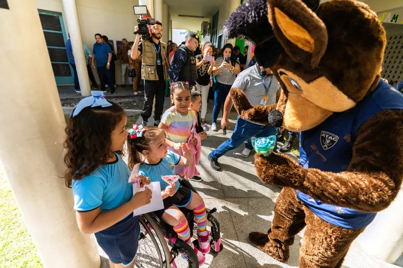 Mascote Ducão, da GMB, brincou com a criançada