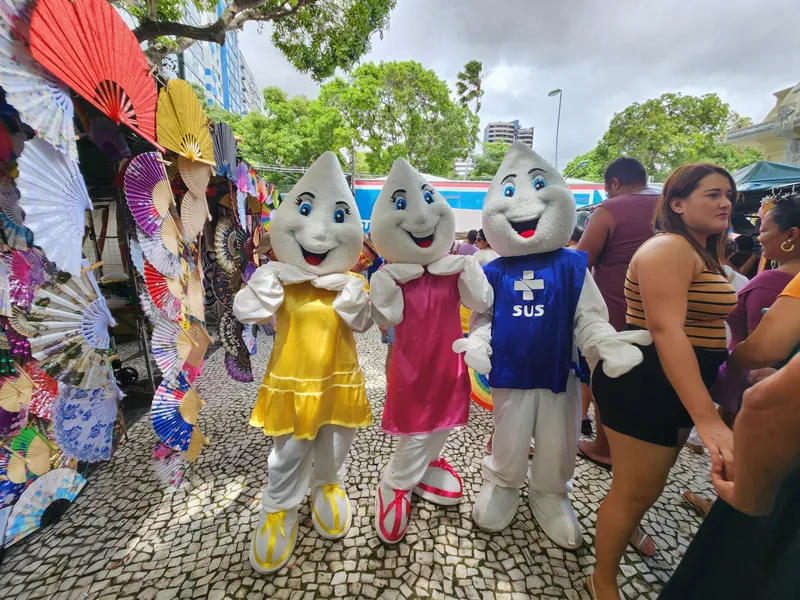 Família Zé Gotinha animando a criançada e garantindo muita diversão enquanto aguardavam para se vacinar! <div class='credito_fotos'>Foto: Ascom Sesma | <a href='/midias/2025/originais/db91ecc3-546d-4a41-b42b-cceb3f8d1090.jpg' download><i class='fa-solid fa-download'></i> Download</a></div>