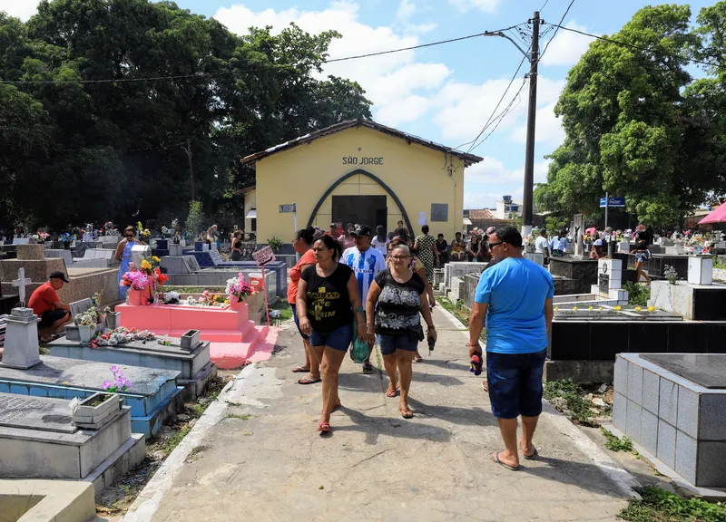 O cemitério São Jorge conta com 25 mil sepulturas. O funcionamento, neste Dia de Finados ,será das 7h às 17h.