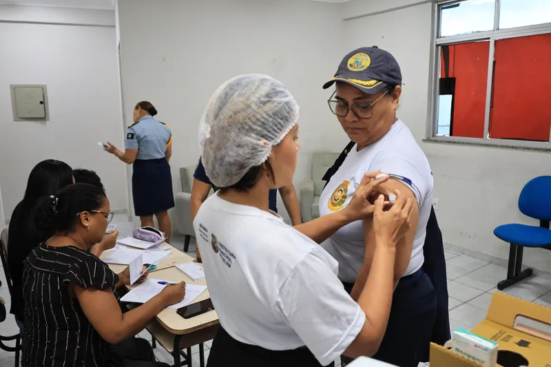 A inspetora-geral Elen Melo se vacinou contra a gripe influenza durante o evento