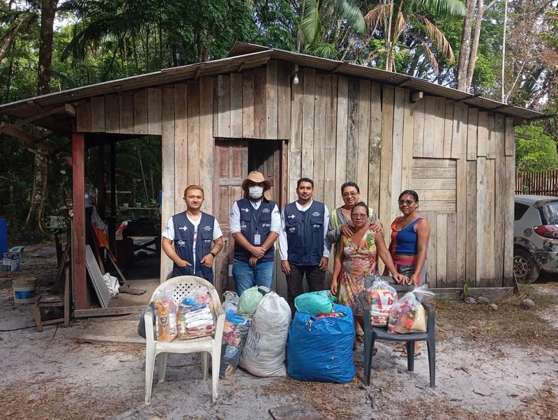 Agentes comunitários de saúde  na ação que distribui roupas e cestas básicas para vítimas de incêndios da comunidade Carlos Lamarca, no bairro do Fama, Distrito de Outeiro