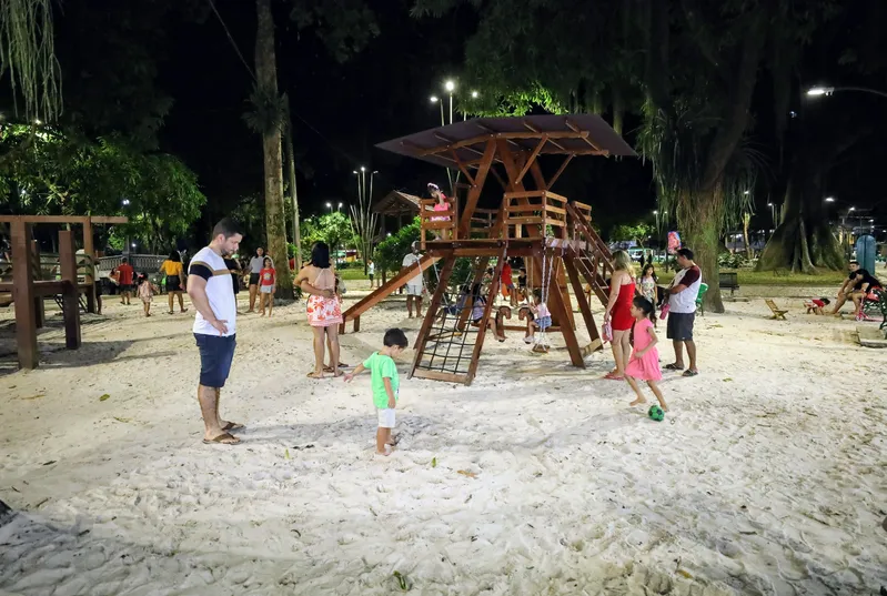 Obra concluída - Reforma e revitalização da Praça Batista Campos  <div class='credito_fotos'>Foto: DINEI SOUZA / AG.BELÉM   |   <a href='/midias/2025/originais/de5352c4-ce1b-4a24-b2c0-61897a7d9996.jpg' download><i class='fa-solid fa-download'></i> Download</a></div>