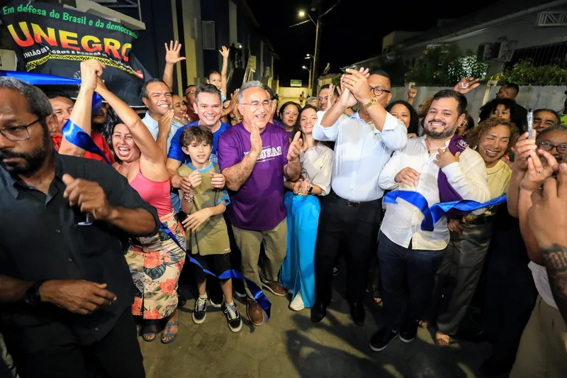 Moradores festejam a entrega do residencial Paulo Fonteles com tradicional descerrar de faixa. <div class='credito_fotos'>Foto: DINEI SOUZA / AG.BELÉM | <a href='/midias/2025/originais/de5721ef-3c3c-4465-8ee4-0e813e92b62a.jpg' download><i class='fa-solid fa-download'></i> Download</a></div>