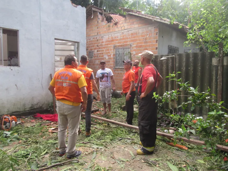 Remoção de vegetal após vendaval no bairro do Bengui