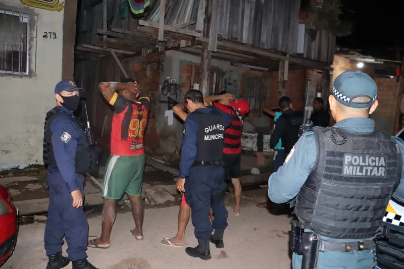 Equipes realizam revista pessoal na área conhecida como abrigo, no bairro do Guamá. 