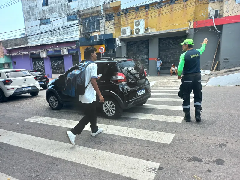 Orientação e organização do trânsito para garantir a segurança viária dos candidatos.