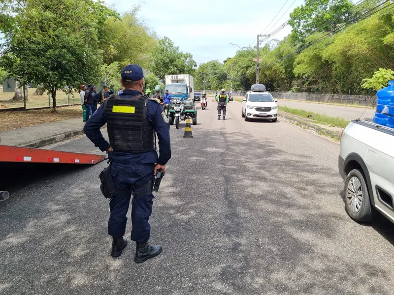 Fiscalização apreendeu 17 motos, um caro de passeio e dois caminhões.