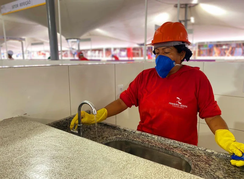 Trabalhadora faz teste final dos serviços hidráulicos na feira tradicional do Ver-o-Peso.