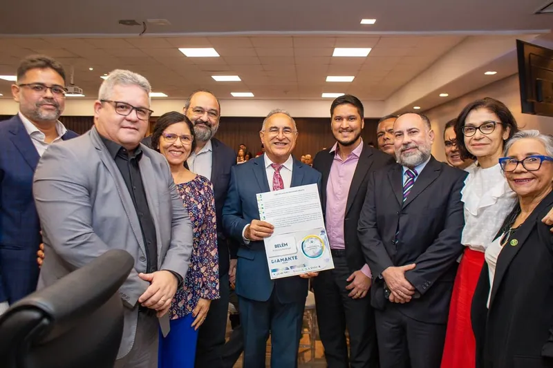 Na cerimônia de entrega do Selo Diamante de Transparência Pública oferecido pelo TCM, o prefeito Edmilson Rodrigues recebe a certificação junto a titulares de secretarias municipais