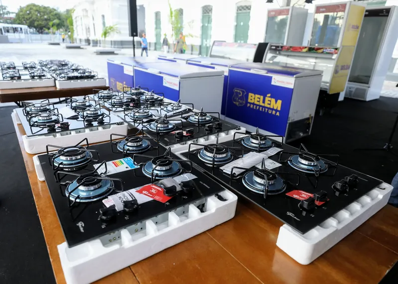 Permissionários do Mercado de São Brás recebem novos equipamentos <div class='credito_fotos'>Foto: DINEI SOUZA / AG.BELÉM | <a href='/midias/2025/originais/e88cadab-c782-4774-aab1-0422130d748c.jpg' download><i class='fa-solid fa-download'></i> Download</a></div>
