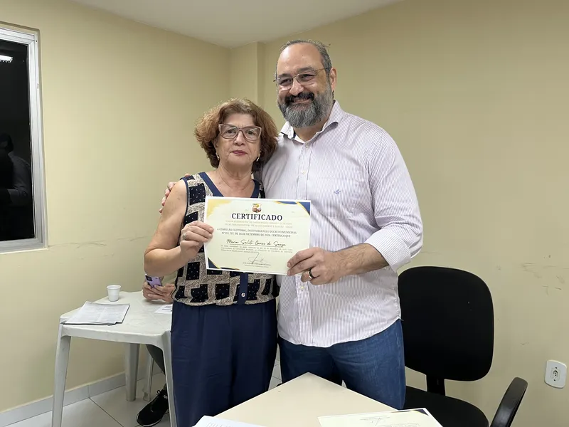 Conselheira Salete Gomes, moradora do bairro Curió-Utinga, recebe certificado de membro do Consbel das mãos do secretário municipal de Planejamento e Gestão, João Cláudio  Arroyo