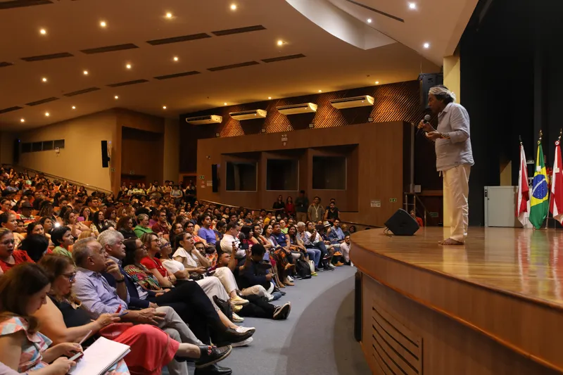 Ativista indígena, Ailton Krenak, participou do primeiro dia dos Diálogos de Saberes promovido pela Secretaria Municipal de Educação