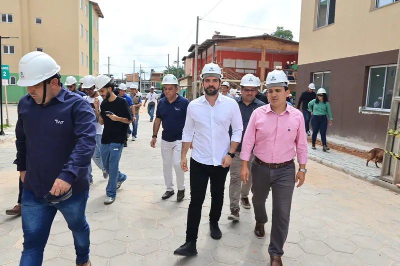 Prefeito Igor Normando e o vice-prefeito Cássio Andrade, em vistoria técnica às obras do conjunto residencial do Promaben.