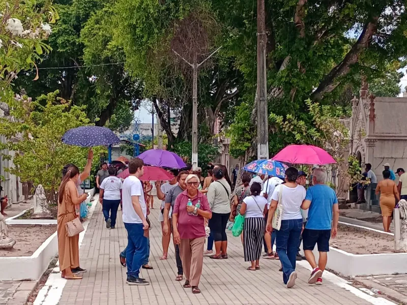 Para ajudar com que as pessoas se sentissem mais seguras para fazer suas visitas, homenagens e orações, o fim de semana do Dia de Finados nos cemitérios contou com uma força-tarefa dos órgãos municipais e estaduais.  