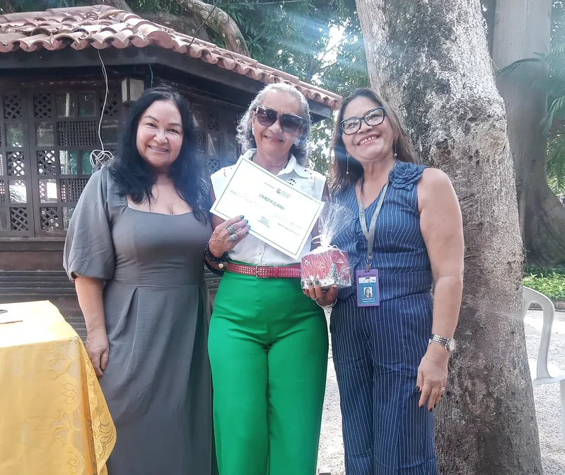 A aposentada Graciete Alves (centro) falou em nome dos participantes e recebeu certificado de participação 