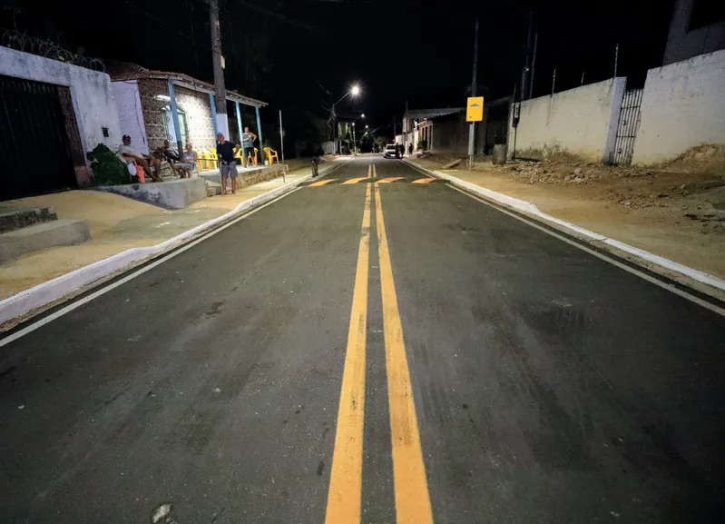 Toda a extensão da rua ganhou drenagem profunda, pavimentação, iluminação de LED e sinalização.