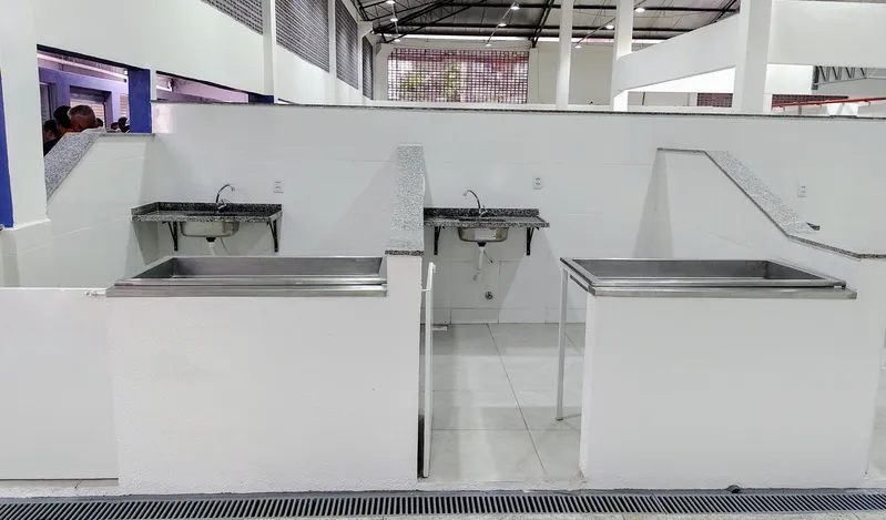 Espaços amplos e com estrutura para melhor limpeza e comercialização agradaram os feirantes. 