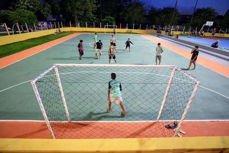 Entrega da quadra de futebol movimenta jovens no fim de tarde do domingo. <div class='credito_fotos'>Foto: DINEI SOUZA / AG.BELÉM | <a href='/midias/2025/originais/f0d61f6c-685b-46c0-aaf7-1675f4e1cbc7.jpg' download><i class='fa-solid fa-download'></i> Download</a></div>