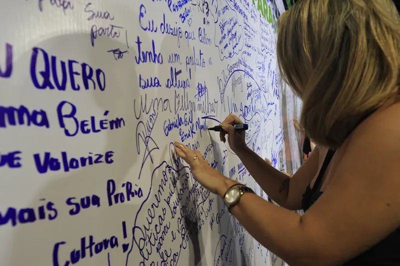 Mural interativo permitiu que o público deixasse mensagens de parabéns e desejos prósperos para a capital paraense <div class='credito_fotos'>Foto: Jader Paes   |   <a href='/midias/2025/originais/f397f5ba-8ad8-470b-b74c-eba4b7687649.jpg' download><i class='fa-solid fa-download'></i> Download</a></div>