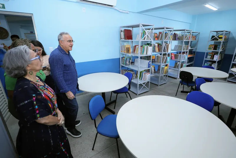A biblioteca da escola também recebeu melhorias para incentivar a leitura entre os estudantes.