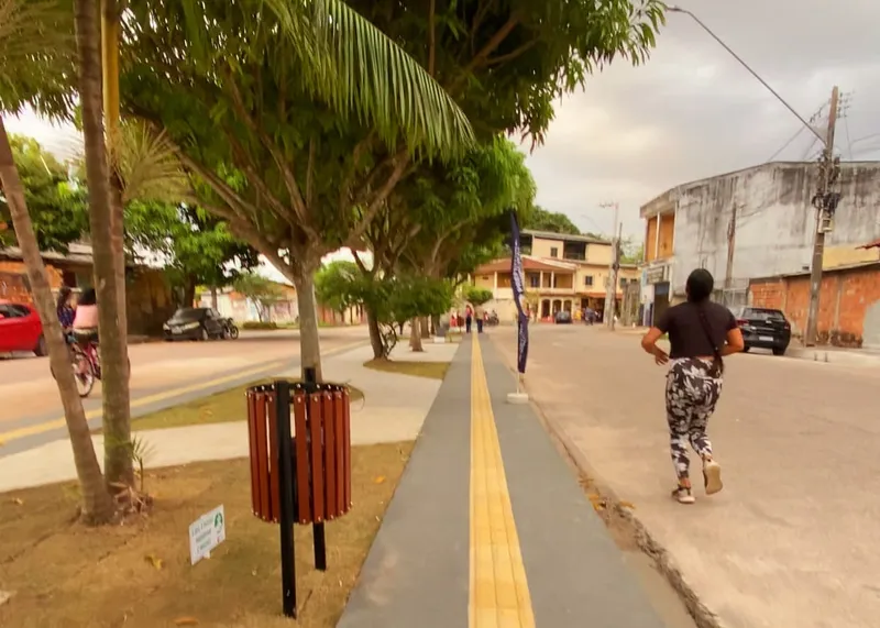 A Praça do Contorno Sul também ganhou piso tátil para melhorar a acessibilidade.