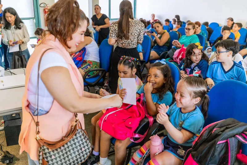 Acolhida na Escola Municipal Benvinda de França Messias foi marcada por muita animação
