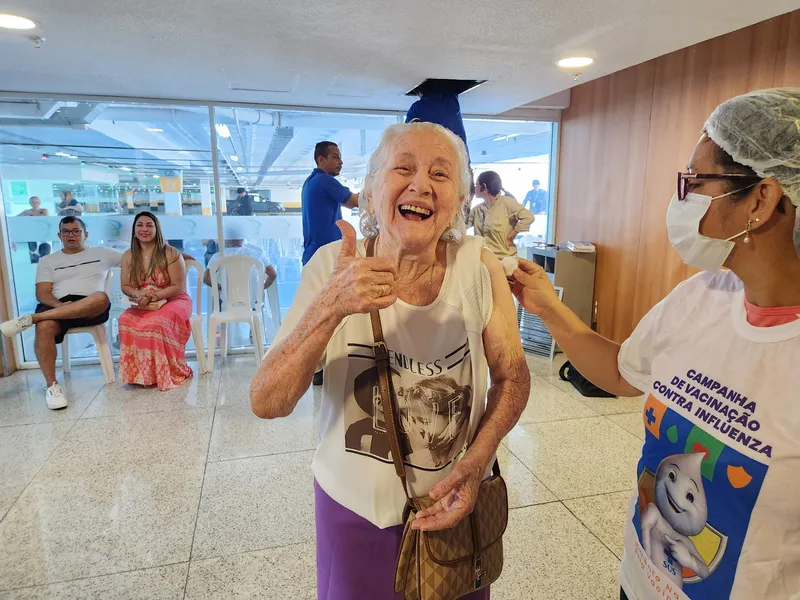Dona Irlanda Araújo, exemplo de vitalidade aos 89 anos, chegou cedo ao shopping, para garantir sua dose de proteção.