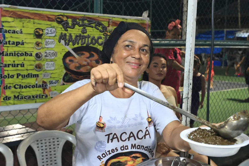 A vendedora Dorilene Valente foi uma das vendedoras de comidas que faturou com os dois dias de shows no Portal da Amazônia <div class='credito_fotos'>Foto: Jader Paes   |   <a href='/midias/2025/originais/fd92fe37-2cf6-414c-b837-6eeb17b1cf5e.jpg' download><i class='fa-solid fa-download'></i> Download</a></div>