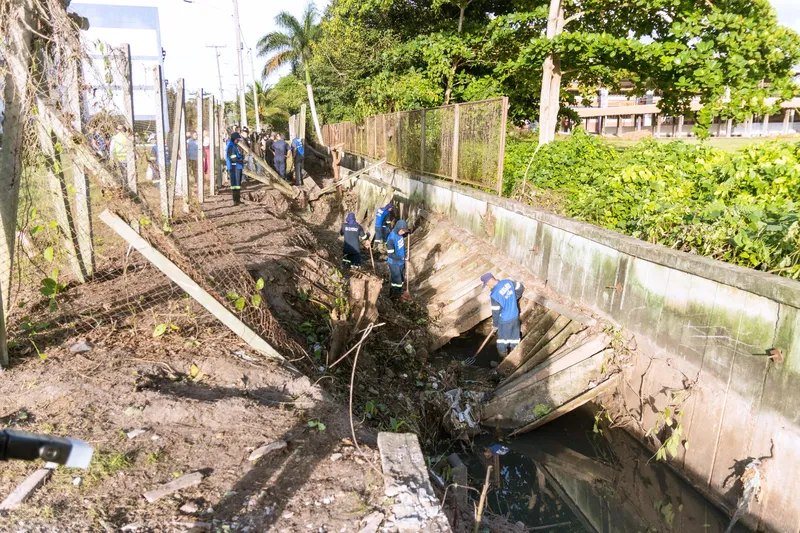 Prefeitura realiza desobstrução do Canal da Pirajá <div class='credito_fotos'>Foto: Felipe de Souza   |   <a href='/midias/2025/originais/fe28f0a4-d5ba-4747-adf9-6c0601bcdd0e.jpg' download><i class='fa-solid fa-download'></i> Download</a></div>
