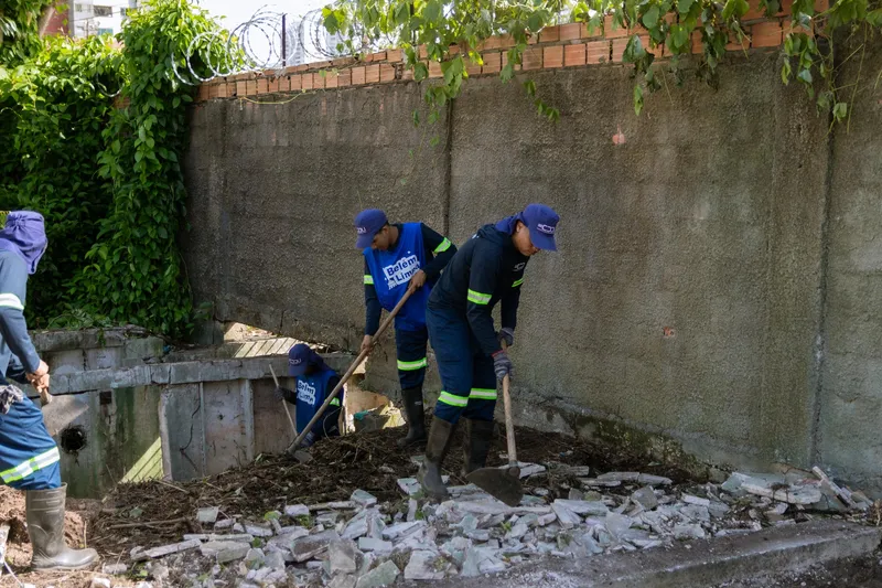 Prefeitura realiza desobstrução do Canal da Pirajá <div class='credito_fotos'>Foto: Felipe de Souza   |   <a href='/midias/2025/originais/feaff013-227a-475a-91e5-cd80579e4715.jpg' download><i class='fa-solid fa-download'></i> Download</a></div>